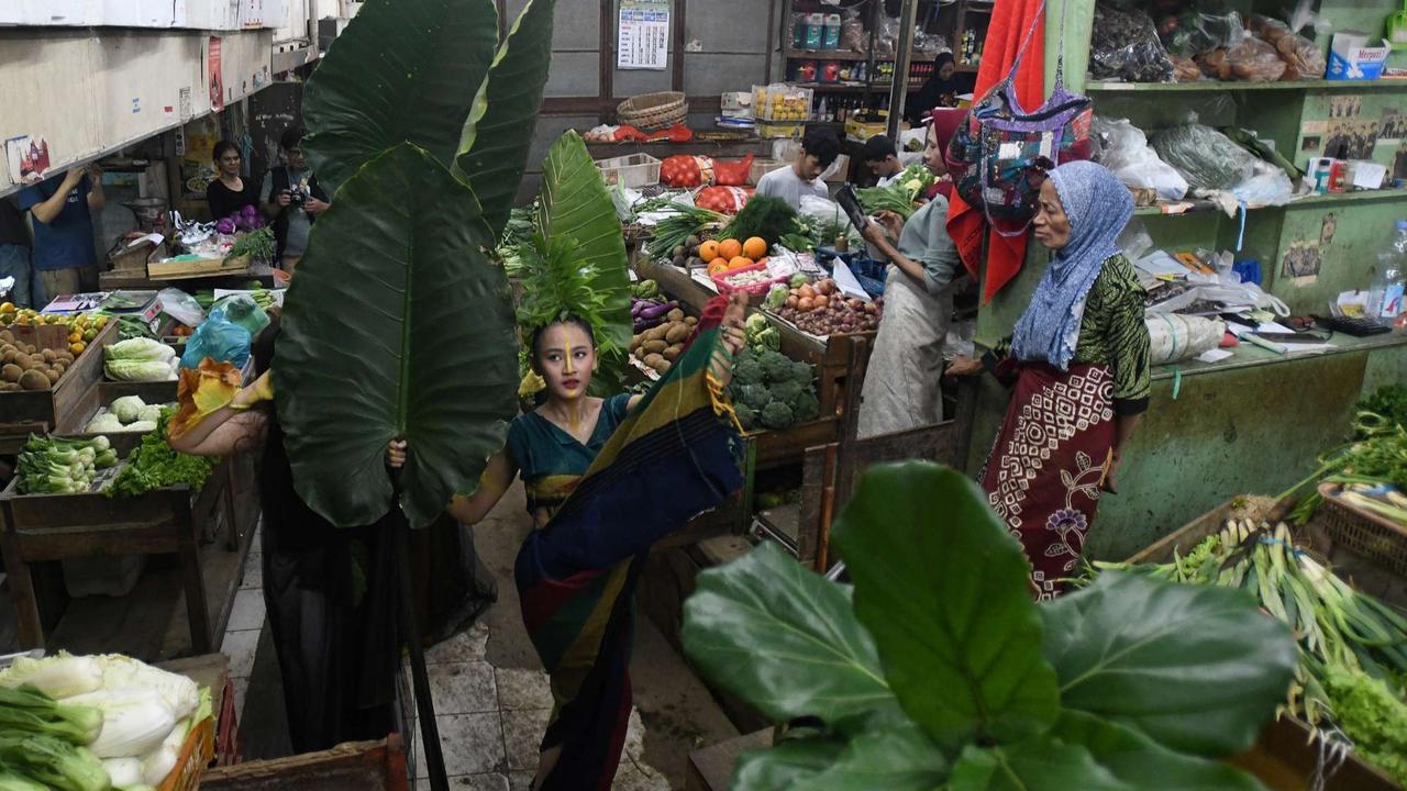 Aksi penari tampil di tengah pasar tradisional