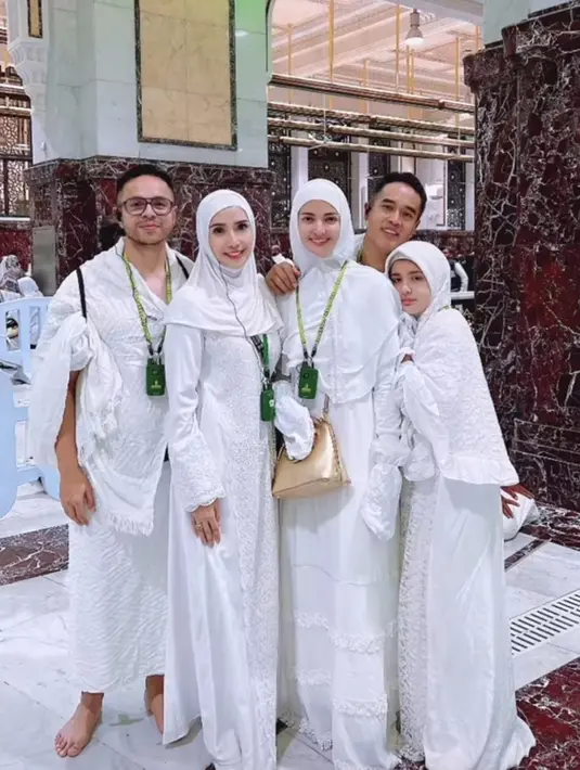 Tak hanya Nia Ramadhani, sang anak Mikhayla Zalindra Bakrie juga tak luput dari sorotan. Ia tampak begitu menawan dalam balutan hijab. Bahkan tak sedikit yang dibuat pangling dengan pesona cantik Mikhayla saat mengenakan hijab.(Liputan6.com/IG/@ramadhaniabakrie)