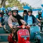 Gus Iqdam konvoi keliling Kota Kediri boncengin perempuan cantik naik vespa/scooter. (bacaini.id)