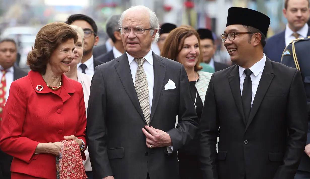 Walikota Bandung Ridwan Kamil mengajak Raja Carl XVI Gustaf, dan Ratu Silvia dari Swedia menyusuri jalan Asia Afrika yang bersejarah untuk mengunjungi Museum Konferensi Asia Afrika di Bandung, Rabu (24/5). (AP Photo / Dita Alangkara)
