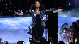 Penyanyi Alicia Keys saat menghibur penonton dalam acara WE Day California di Inglewood, California, AS (27/4). Alicia Keys tampil cantik meski tanpa mengenakan make up. (AP Photo/Chris Pizzello)