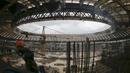 Seorang pekerja konstruksi saat berada di dalam stadion Luzhniki, Moskow, Rusia, (9/7/2015). Stadion ini menjadi markas dua klub sepakbola Rusia, Torpedo Moskow, dan Spartak Moskow. (REUTERS/Maxim Shemetov)