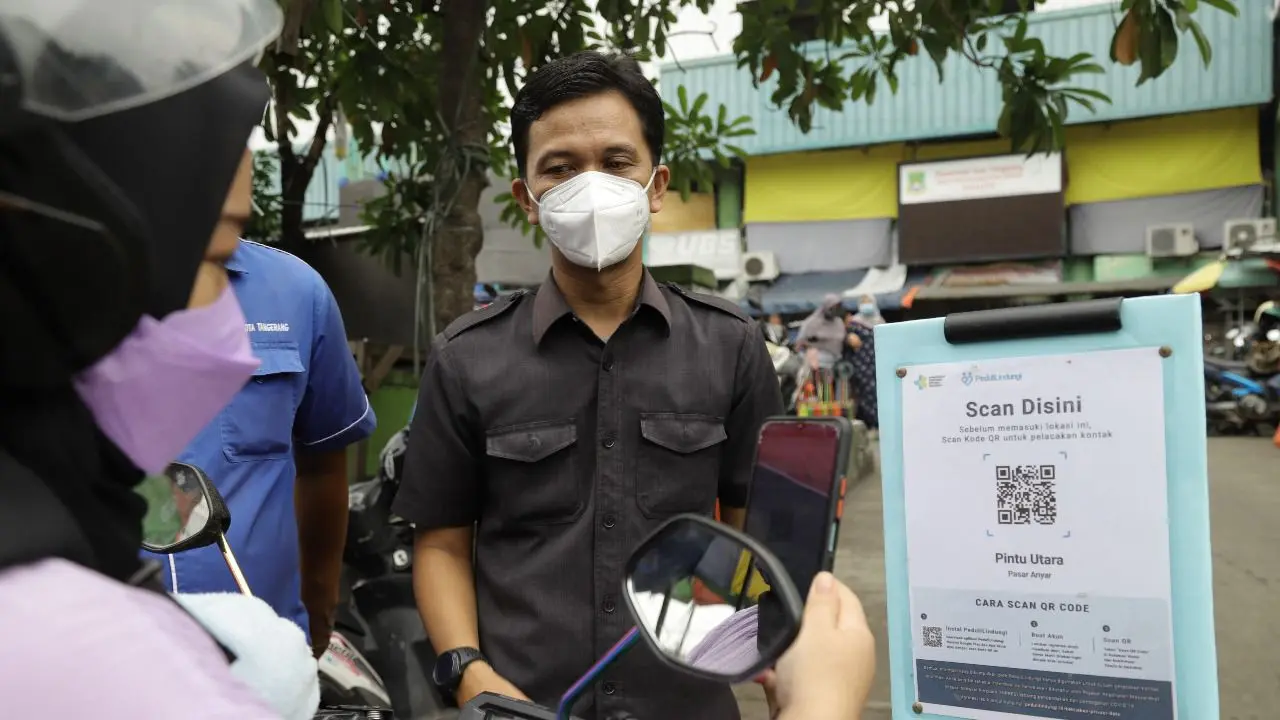 Pasar Anyar dan Pasar Poris Tangerang mulai terapkan PeduliLindungi bagi pengunjung.