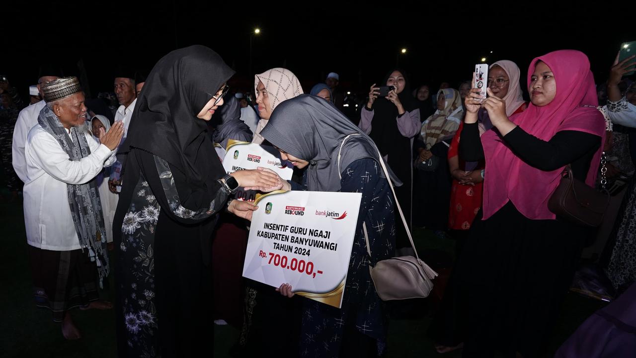 Bupati Ipuk Serahkan Insentif untuk 14 Ribu Lebih Guru Ngaji