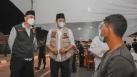 Wali Kota Surabaya Eri Cahyadi dan Bupati Bangkalan R Abdul Latif Amin Imron meninjau penyekatan Suramadu. (Dian Kurniawan/Liputan6.com)