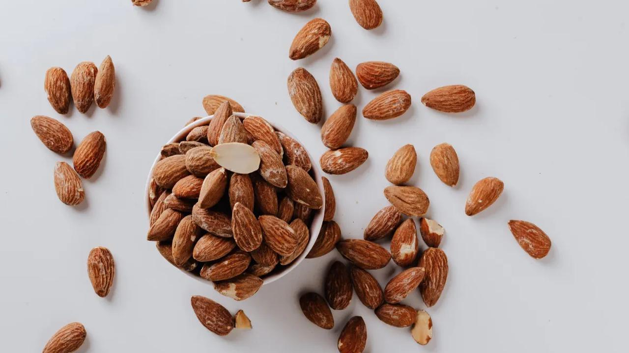 <b>5. Kacang Almond Asap</b>