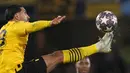 <p>Gelandang Borussia Dortmund, Emre Can berusaha mengontrol bola saat bertanding melawan Chelsea lama pertandingan babak 16 besar Liga Champions di Stamford Bridge, London, Rabu (8/3/2023).Chelsea menang atas Dortmund dengan skor 2-0 dan melaju ke perempatfinal dengan agregat 2-1. (AP Photo/Alastair Grant)</p>