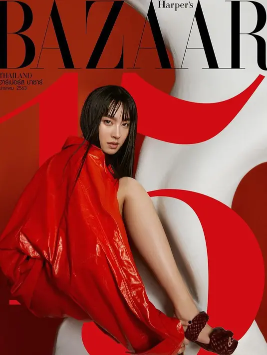 Nong Poy saat beraksi menjadi model sampul majalah Harper's Bazaar Thailand dengan outfit kulit. [@poydtreechada]