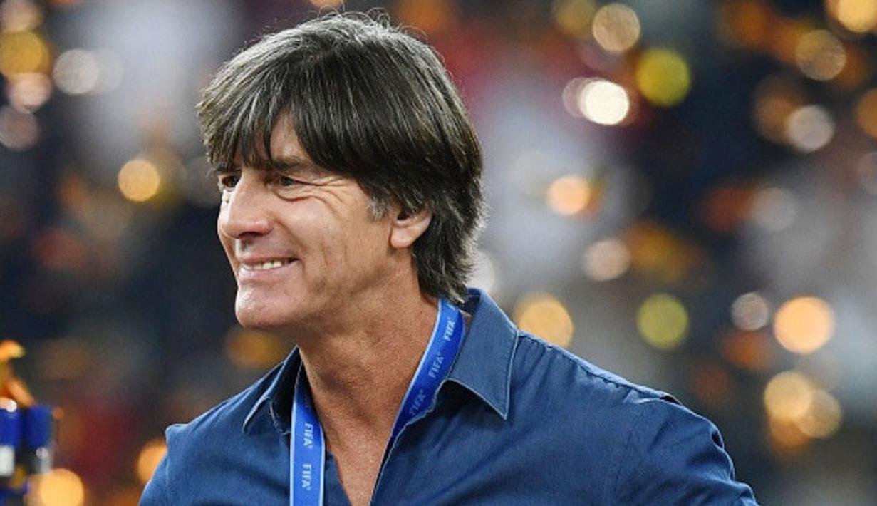 Joachim Low - Pelatih yang mempersembahkan Piala Dunia 2014 untuk Jerman itu sempat tertangkap kamera sedang merokok saat menghadapi Portugal di pentas Euro 2008. Tekanan yang begitu tinggi sebagai pelatih membuatnya sering menghisap rokok dan meminum anggur. (AFP/Franck Fife)