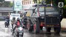 Kendaraan taktis Barracuda disiagakan di pinggir Jalan Siliwangi, Pamulang, jelang pemungutan suara Pilkada Tangerang Selatan, Selasa (8/12/2020). Kendaraan taktis Barracuda tersebut ditempatkan untuk pengamanan Pilkada 2020 pada Rabu (9/12) esok. (merdeka.com/Dwi Narwoko)