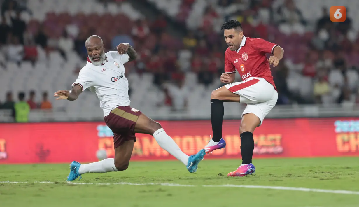 Radamel Falcao melakukan selebrasi setelah mencetak gol penyama kedudukan untuk United Legends menjadi 2-2 pada menit ke-65 saat menghadapi North London Legends dalam laga ekshibisi di Stadion Utama Gelora Bung Karno, Jakarta, Sabtu (10/10/2026). (KLY/Budy Santoso)
