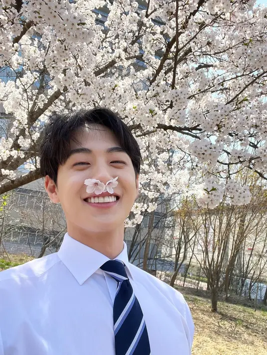 Artis pendatang baru Kim Hyun Jin punya cara sendiri saat berpose dengan pepohonan cherry blossoms. Aktor drakor Cheerup ini memasukkan dua kelopak bunga ke masing-masing lubang hidungnya. Di salah satu unggahannya, terungkap bahwa ternyata ia meniru pose serupa dari seekor anjing golden retriever. Ada-ada saja, ya...