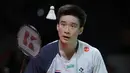 Pebulu tangkis tunggal putra Thailand, Kantaphon Wangcharoen memungut kok saat babak kualifikasi Indonesia Masters 2026 melawan wakil Indonesia, Anthony Ginting di Istora, Senayan, Selasa (20/01/2026). (Bola.com/Bagaskara Lazuardi)
