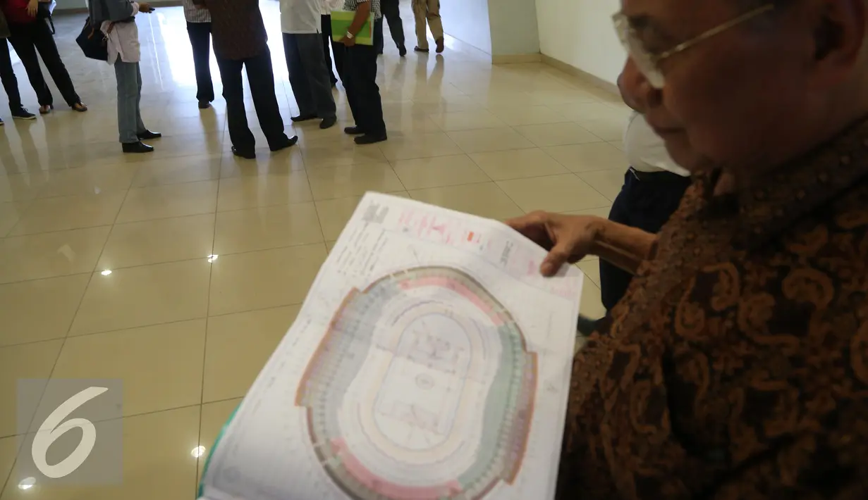 Seorang tenaga ahli konstruksi mengamati denah Stadion Gedebage, Bandung, Rabu (10/6/2015). Penyidik Dirtipidkor Polri dan sejumlah tenaga ahli mengecek fisik stadion dalam kasus korupsi pembangunan Stadion Gedebage (Liputan6.com/Awan Harinto)