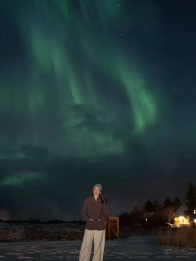 Enzy Storia Liburan ke Norway dan Berhasil Menyaksikan Aurora, Gayanya Tetap Stylish di Bawah Langit Utara