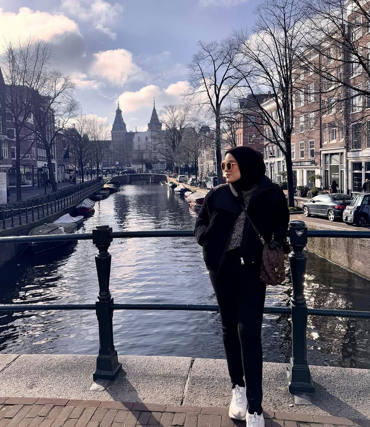 Potret Cantik Dhea Natasya, Adik Ipar Shireen dan Zaskia Sungkar yang Sudah Istiqomah Berhijab