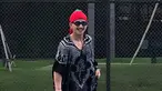 Sengaja tak mengenakan setelah baju olahraga, Bio One memilih baju daster di lapangan tenis. Sosoknya makin membuat rekan latihan tenis semangat. (Liputan6.com/IG/@bojvoyej)