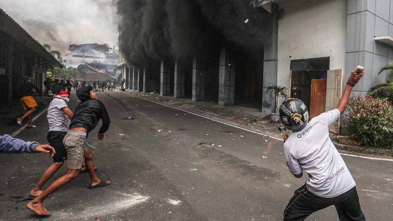 FOTO:  Gelombang Demo Meluas,  Gedung DPRD  di Lombok Dibakar & 22 Demonstran Ditangkap di Bali