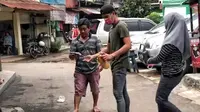 Karantina di Jakarta, Mantan Pemain Arema Bagikan Masker ke Tetangga