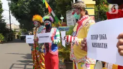 Komunitas badut tangerang raya (Batara) bersama kelurahan Larangan Selatan melakukan sosialisai pembatasan sosial bersekala besar (PSBB) di Tangerang, Kamis (16/4/2020). Mulai tanggal 18 april mendatang Tangerang Raya akan melakukan PSBB hingga 3 mei. (Liputan6.com/Angga Yuniar)