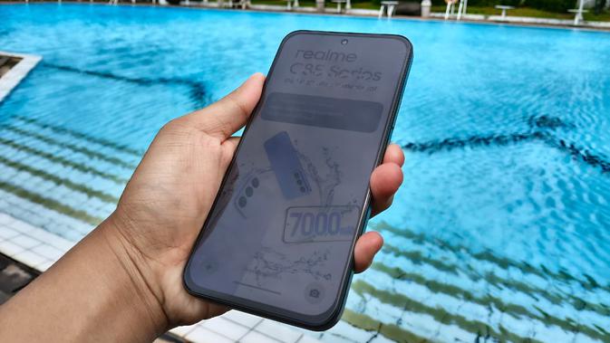 Potret tampak sisi depan Realme C85 (Liputan6.com/Arief Ferdian Maulana)