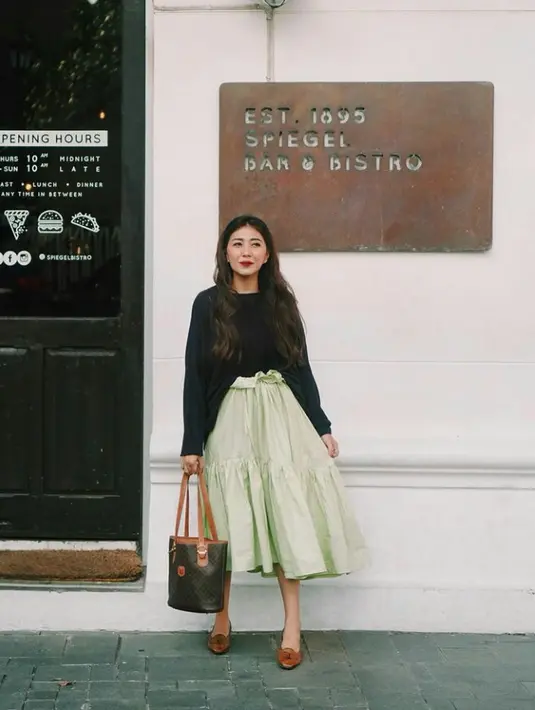 Untuk gaya vintage yang chic, ruffle skirt berwarna pastel juga bisa dipadukan dengan atasan hitam seperti Claradevi ini.(Instagram.com/lucedaleco).
