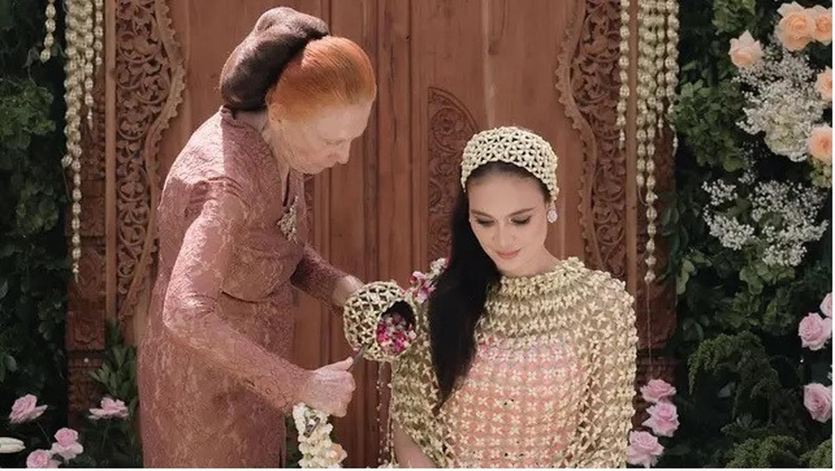 Prosesi Siraman Luna Maya