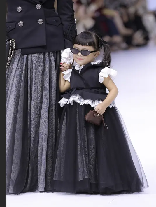 Gaya rambut Ameena juga ditata sedemikian ruoam dengan aksen kuncir dua yang begitu menggemaskan.   [Foto: Fimela.dok/ Daniel Kampua]