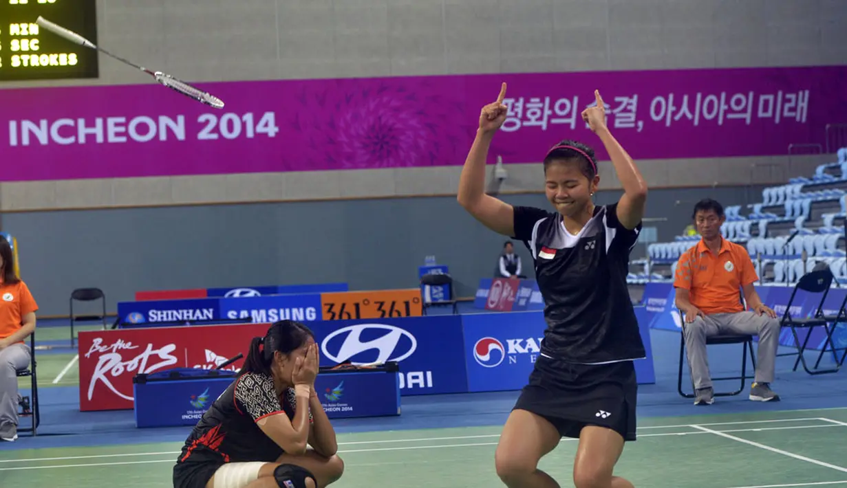 Nitya Krishinda dan Gresya Polii meluapkan kegembiraanya setelah mengalahkan pasangan Jepang Matsutomo dan Takahashia pada final perorangan Ganda Putri Asian Games ke-17 di Gyeyang Gymnasium, Incheon, Korsel, Sabtu (27/9). (ANTARA FOTO/SAPTONO)