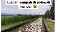 Labuan Bajo Dilanda Banjir, Saluran Irigasi di Polewalo Mandar Kembali Banjir Sampah. foto: Instagram @makassarcenter