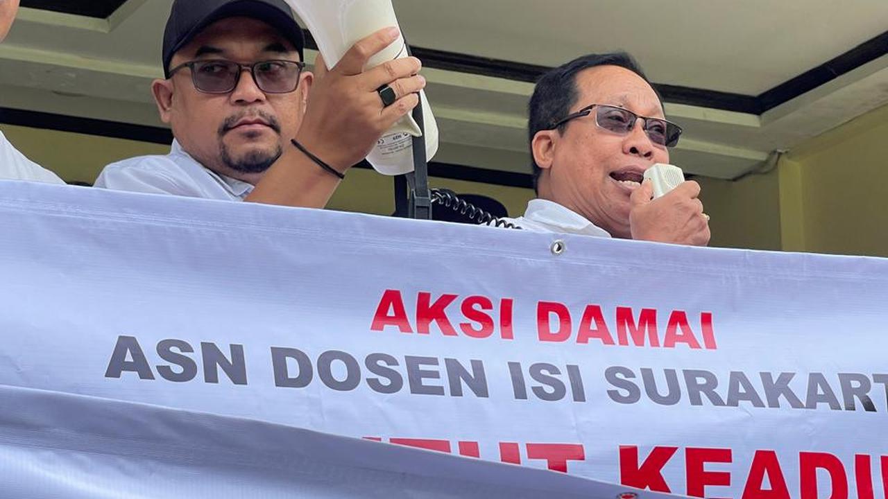 Dosen Institut Seni Indonesia Solo Demo Pembayaran Tunjangan Kinerja