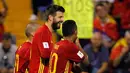 Pemain timnas Spanyol, Gerard Pique tersenyum usai Thiago Alcantara mencetak gol ke gawang Albania dalam laga Grup G Kualifikasi Piala Dunia 2018 di Stadion Jose Rico Perez, Jumat (6/10). Satu gol Thiago mewarnai kemenangan Spanyol 3-0. (AP/Alberto Saiz)