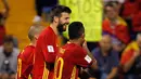 Pemain timnas Spanyol, Gerard Pique tersenyum usai Thiago Alcantara mencetak gol ke gawang Albania dalam laga Grup G Kualifikasi Piala Dunia 2018 di Stadion Jose Rico Perez, Jumat (6/10). Satu gol Thiago mewarnai kemenangan Spanyol 3-0. (AP/Alberto Saiz)