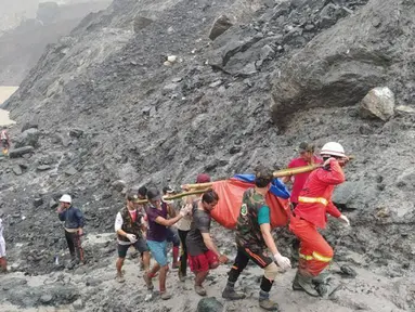 Para penyelamat mengangkut jasad seorang korban usai terjadinya insiden tanah longsor di lokasi penambangan batu giok di Hpakant, Negara Bagian Kachin, Myanmar (2/7/2020). Tanah longsor diakibatkan hujan monsun di Negara Bagian Kachin, Myanmar tersebut. (Xinhua/Departemen Pemadam Kebakaran Myanmar)