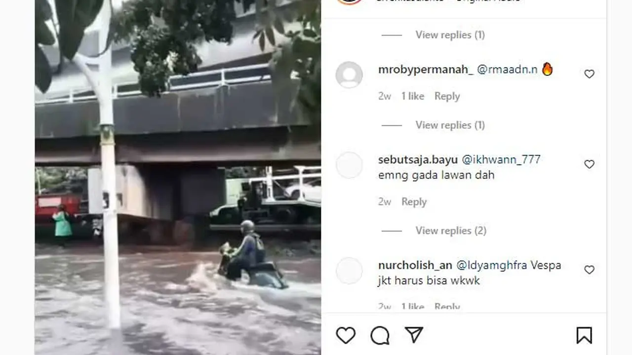 Pengendara Vespa ini santuy banget saat menerjang banjir