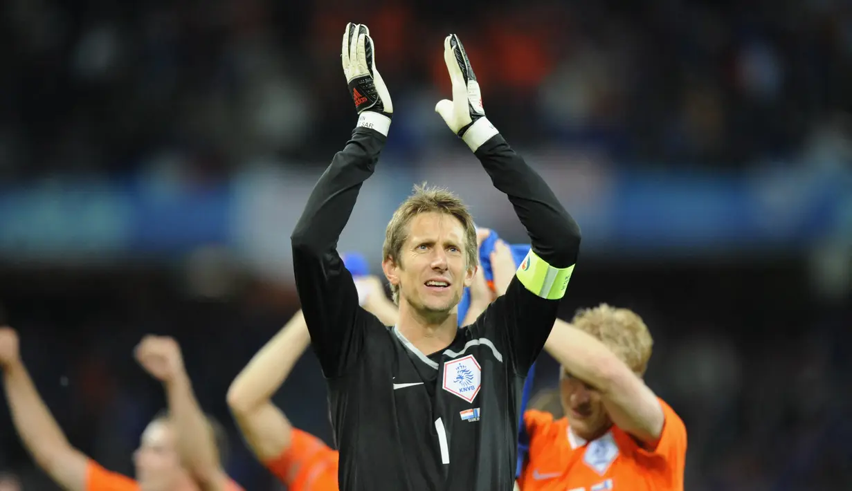 Edwin van der sar. Mantan kiper andalan Manchester United ini telah memperkuat Timnas Belanda dalam empat edisi Piala Eropa dengan penampilan sebanyak 16 kali. Hingga pensiun pada 2011, dirinya belum mampu membawa Belanda merebut gelar Piala Eropa. (AFP/Martin Bureau)