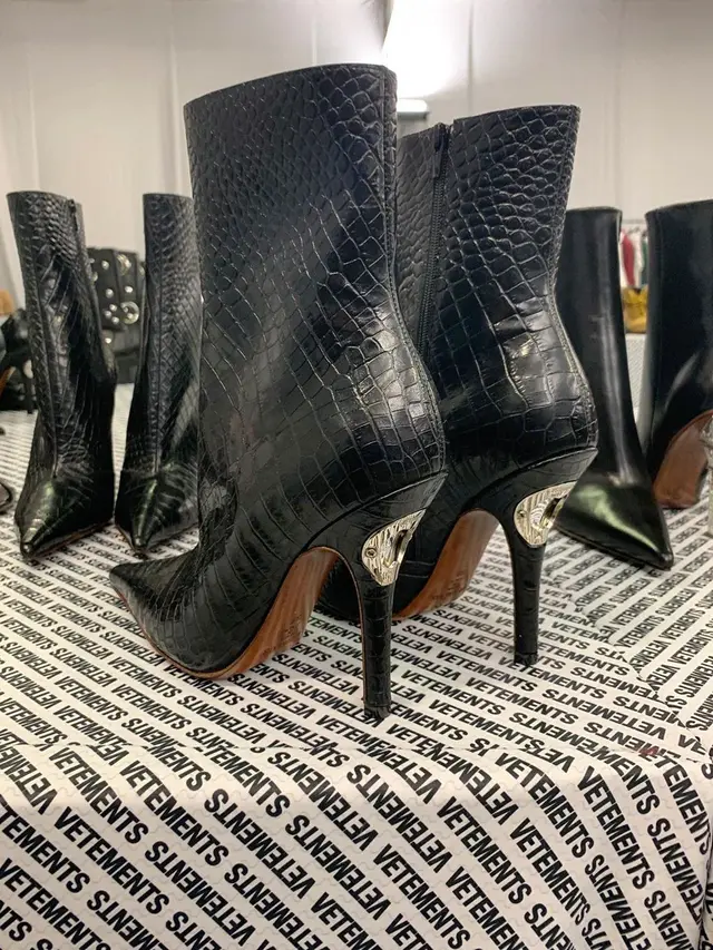 Sepatu boots