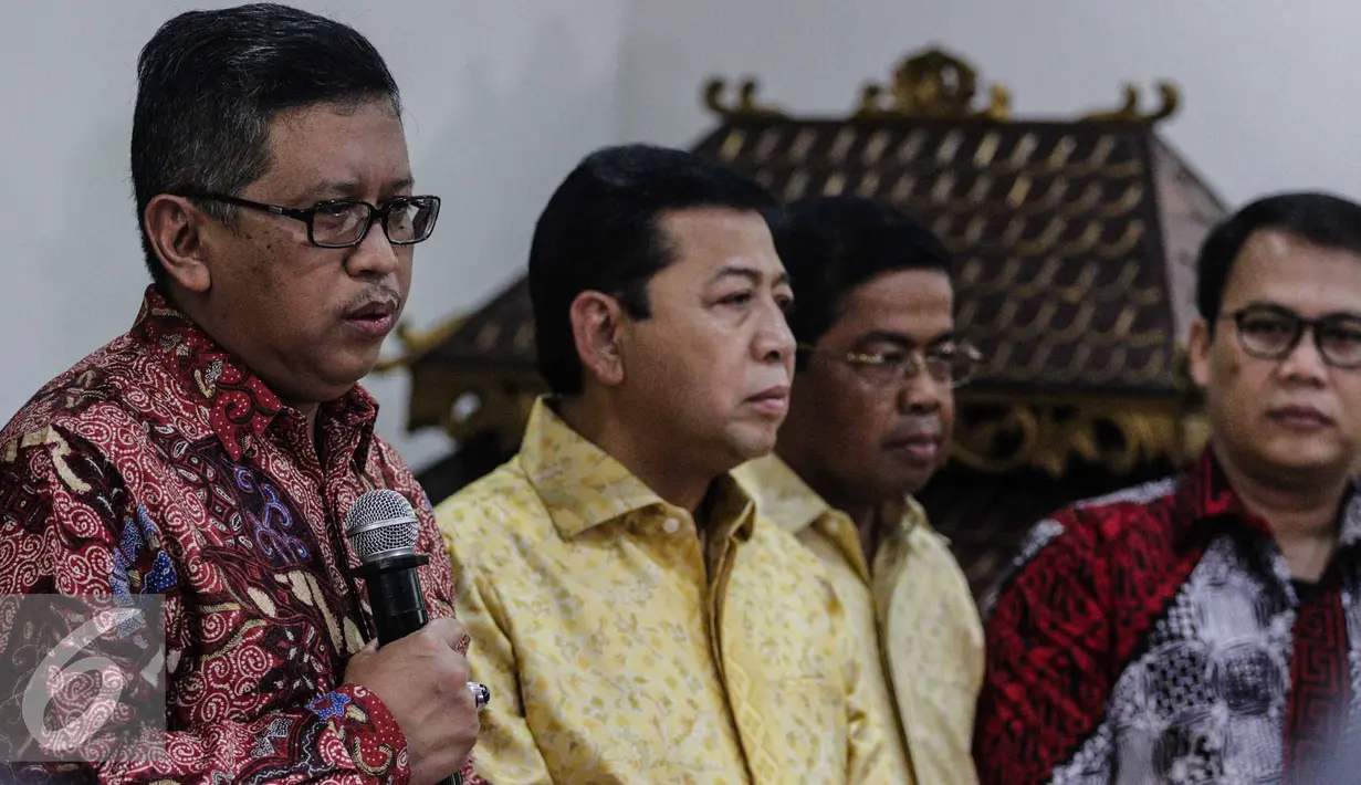 Sekjen PDIP Hasto Kristiyanto memberikan keterangan kepada awak media usai melakukan pertemuan tertutup di kediaman Ketua Umum PDIP Megawati Soekarnoputri di Jakarta, Minggu (20/11). (Liputan6.com/Faizal Fanani)