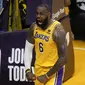 LeBron James merayakan keberhasilan mencetak poin untuk Lakers saat melawan Grizzlies di play-off NBA 2023 (AP)