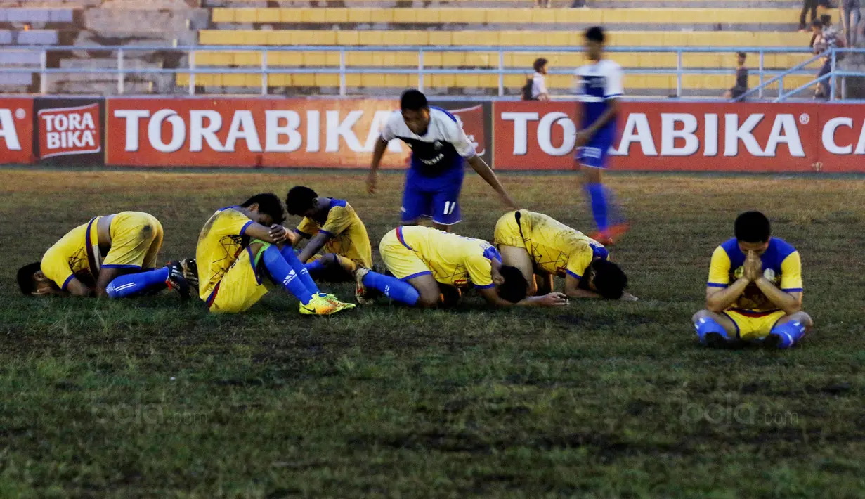 Pemain Unpad tampak lesu usai ditaklukan UPI pada laga Torabika Campus Cup 2017 di Gor Jati Padjajaran, Jatinangor, Rabu (27/9/2017). Unpad Takluk 3-2 lewat adu penalti dari UPI. (Bola.com/M Iqbal Ichsan)