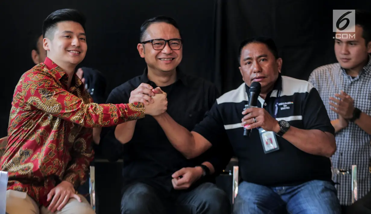 Ketua Harian Serikat Karyawan Garuda Indonesia Tomy Tampati (kanan) berjabat tangan dengan youtuber Rius Vernandes di Jakarta, Jumat (19/7/2019). Serikat Karyawan Garuda Indonesia telah mencabut laporan polisi atas Rius Vernandes. (Liputan6.com/Faizal Fanani)