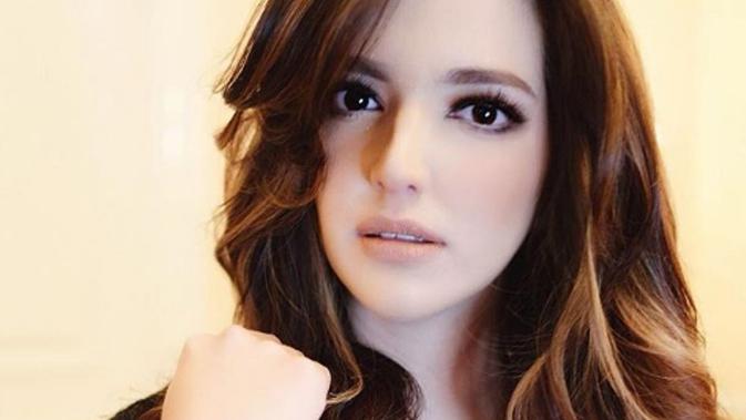Dengan Makeup Andalan Cantiknya Nia  Ramadhani  Kayak 