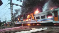 Kereta pengangkut orang terbakar di Stasiun Senen, diduga tabrakan dengan mobil bak terbuka (Istimewa)