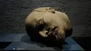 Patung kepala dengan besar 19 meter yang menggambarkan kepala dari  mantan pemimpin Soviet Vladimir Lenin dipamerkan di museum Spandau Citadel, Berlin, (27/4). Pameran ini menggambarkan sejarah Jerman melalui banyak monumen. (John MacDougall / AFP)