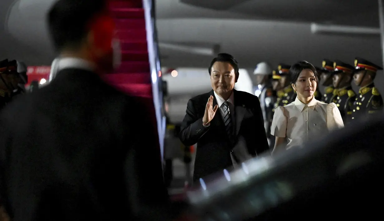 Presiden Korea Selatan Yoon Suk Yeol dan istrinya Kim Keon-hee tiba di Bandara Internasional Ngurah Rai di Bali, Minggu, 13 November 2022. Lahir pada 1972, Kim Keon-hee mengambil jurusan seni lukis di Universitas Kyonggi dan melanjutkan gelar masternya dalam pendidikan seni, kemudian mendapatkan gelar doktor dalam desain konten digital. (Sonny Tumbelaka/Pool Photo via AP)