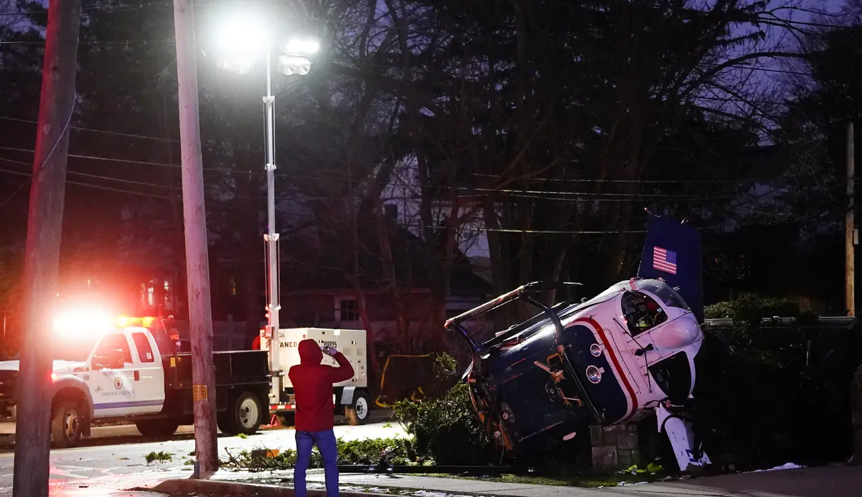 Helikopter medis yang jatuh di dekat Gereja Drexel Hill United Methodist Church di Drexel Hill, Philadelphia, Pennsylvania, AS (11/1/2022). Helikopter medis itu membawa empat penumpang yang terdiri dari satu balita dan tiga orang dewasa tidak mengalami luka parah. (AP Photo/Matt Rourke)