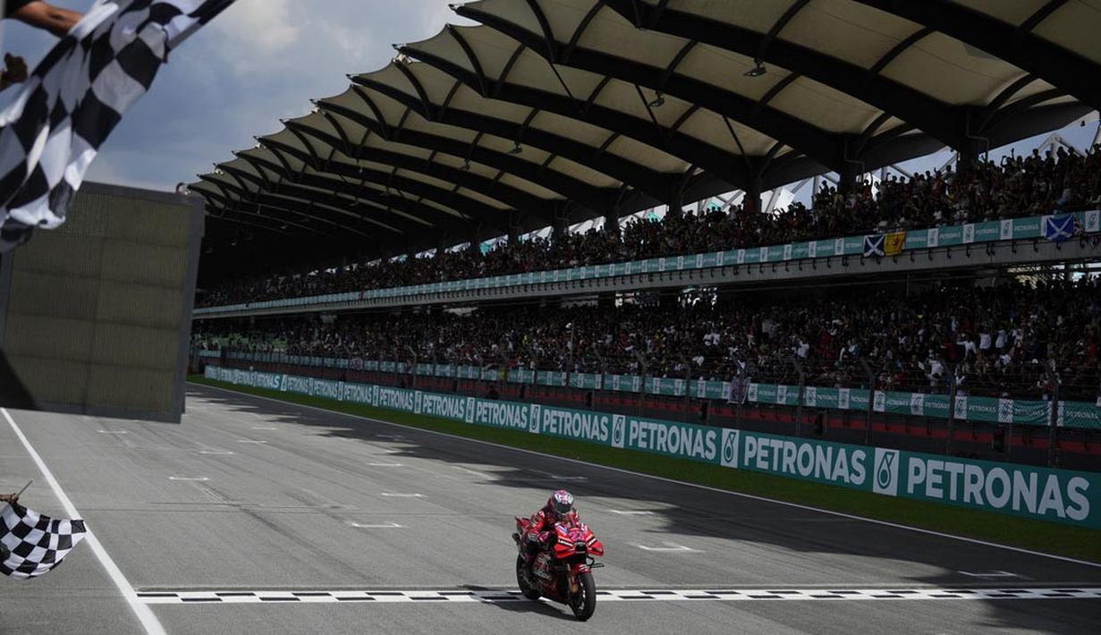 Pembalap Ducati, Enea Bastianini, menyentuh garis finis ajang balapan MotoGP Malaysia di Sirkuit Sepang, Minggu (12/11/2023). Lama terpuruk sepanjang MotoGP 2023 akibat rentetan cedera, eks pembalap Gresini Racing itu akhirnya meraih kemenangan perdana musim ini sekaligus bersama Ducati. (AP Photo/Vincent Thian)