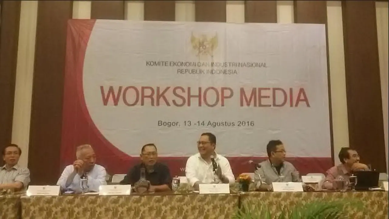 Pemerintah mesti mendorong industrialisasi untuk meningkatkan perekonomian nasional.