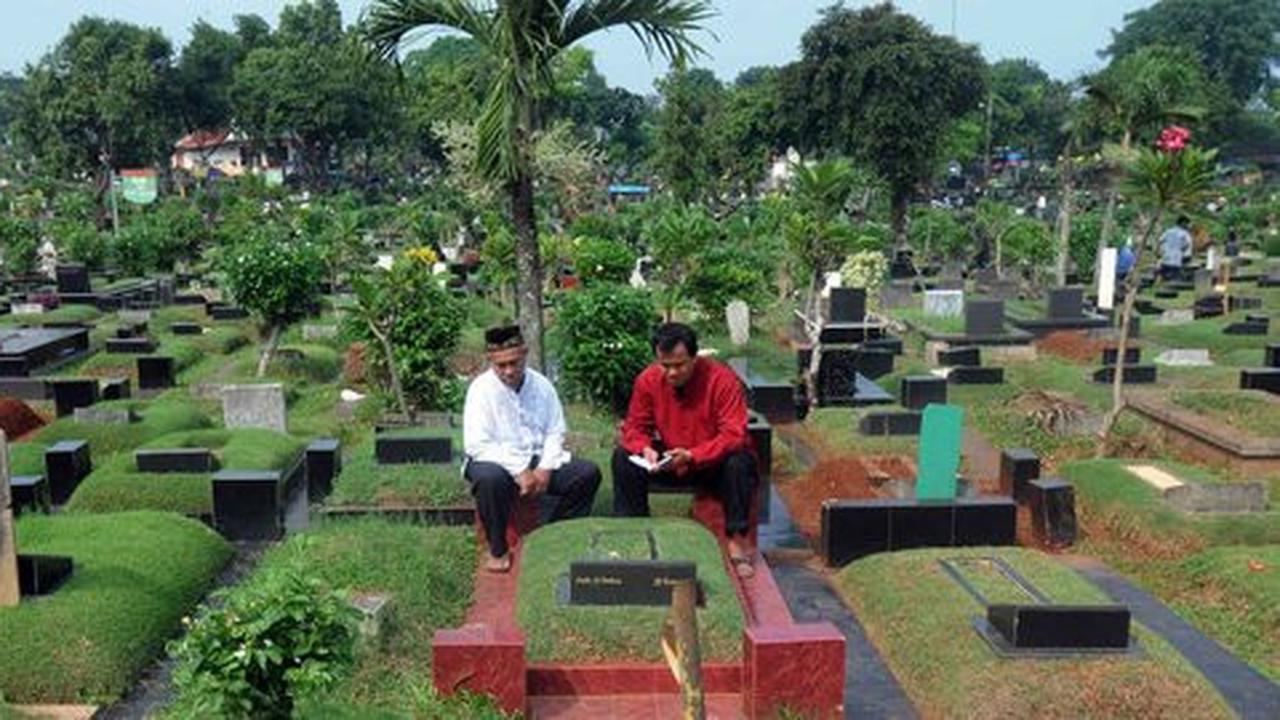 H+1 Lebaran, TPU Karet Bivak masih dipadati peziarah