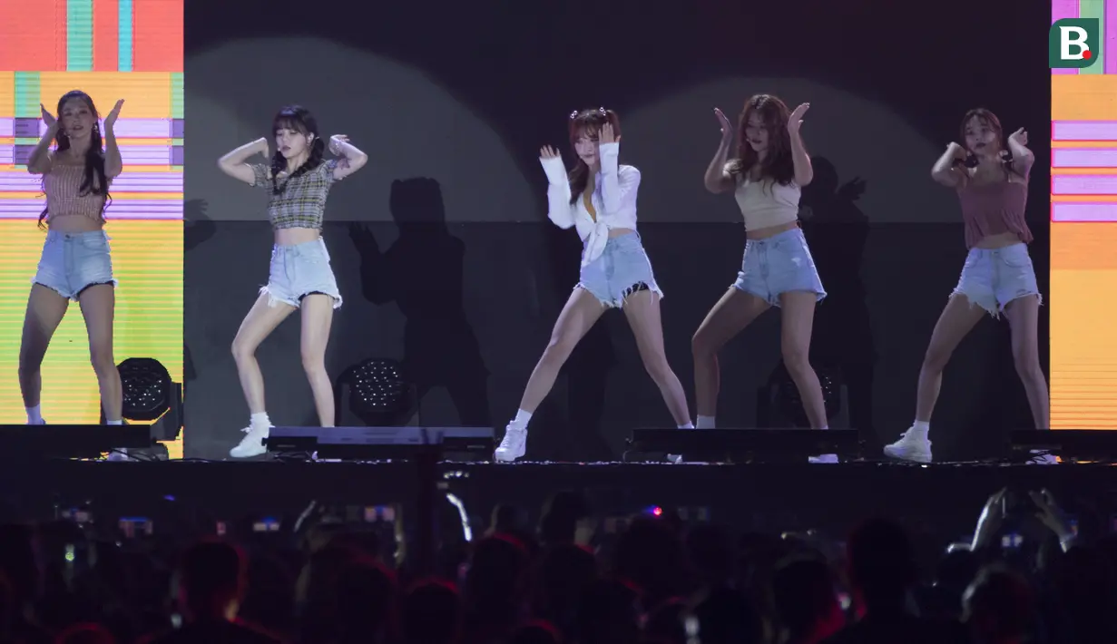 Girlband K-Pop, AOA, tampil pada upacara penutupan Asian Para Games di Stadion Madya Senayan, Jakarta, Sabtu (13/10). (Bola.com/Vitalis Yogi Trisna)